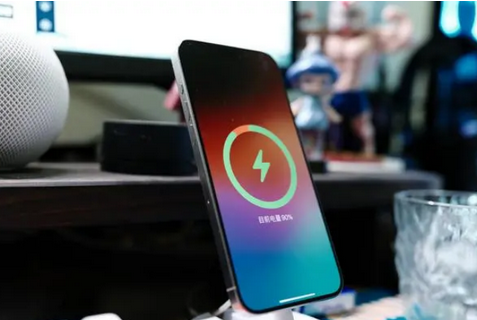 托喀依乡苹果15换屏服务分享用什么充电器给iPhone15充电更好 